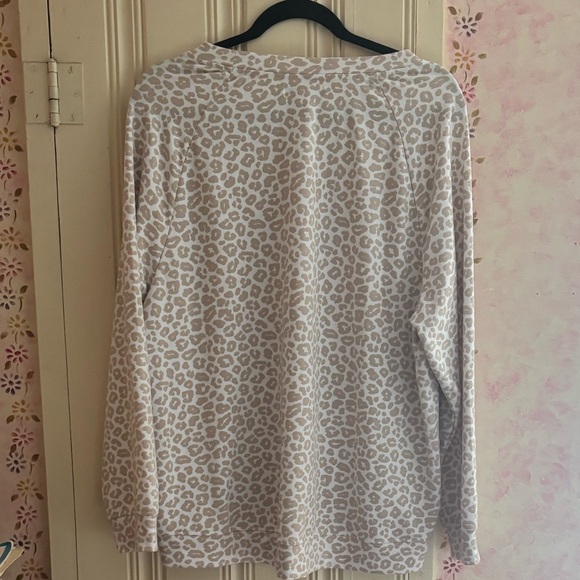 Rae Dunn long sleeve tan cheetah print sweatshirt size 1X - Picture 4 of 13